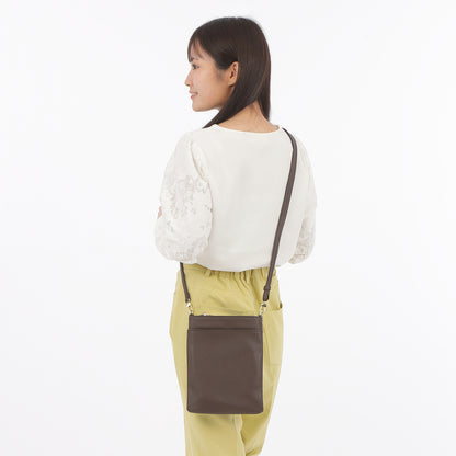 長財布と大型スマホが入るポシェット