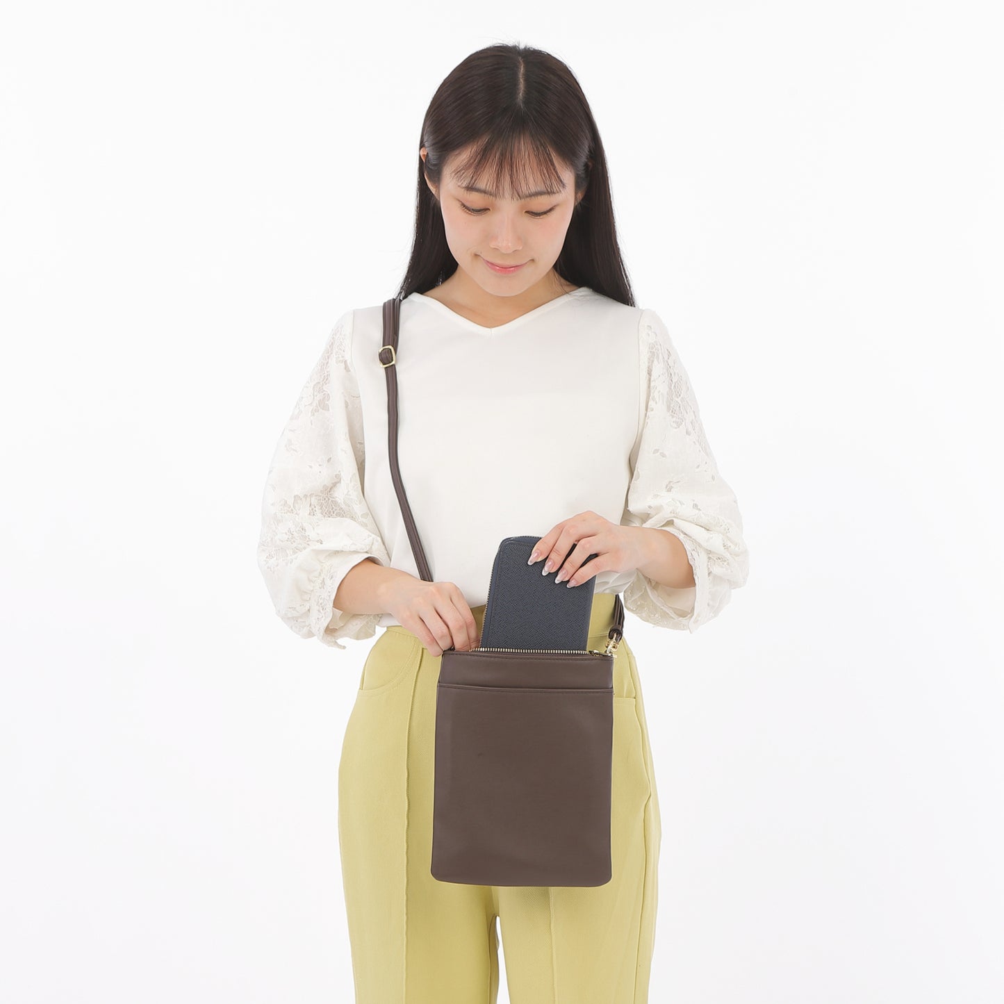 長財布と大型スマホが入るポシェット