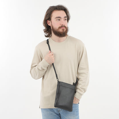 長財布と大型スマホが入るポシェット