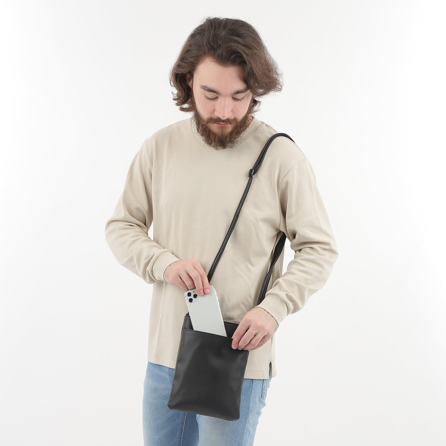 長財布と大型スマホが入るポシェット